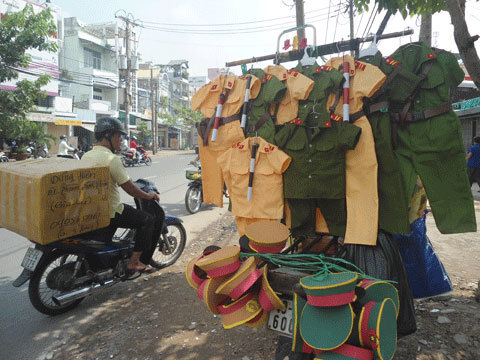 Rộ mốt sắm quân phục cảnh sát, công an cho trẻ