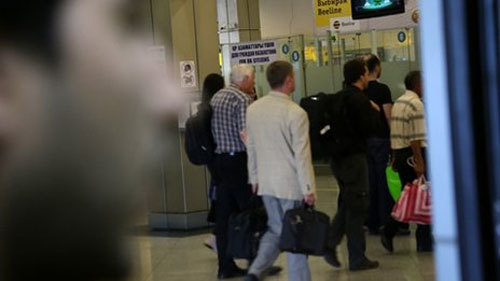 Kazakhstan, Mohammed Al Bahish, khu quá cảnh, sân bay Almaty, khốn cùng, Edward Snowden