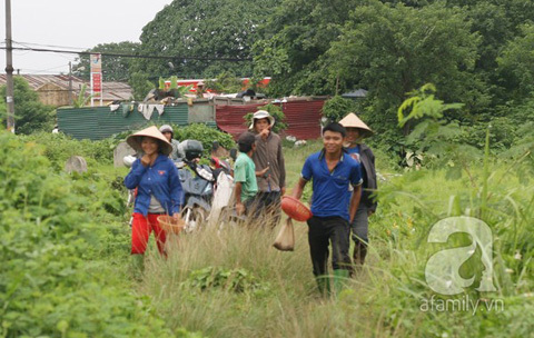 Cổ Nhuế, đỉa, săn đỉa, bắt đỉa, thương lái, Trung Quốc, làm thuốc