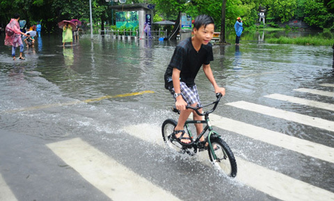 Hà Nội, ngập lụt, hài hước, dịch vụ, đường phố, thành sông