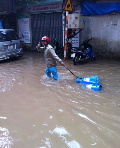 Hà Nội, ngập lụt, hài hước, dịch vụ, đường phố, thành sông