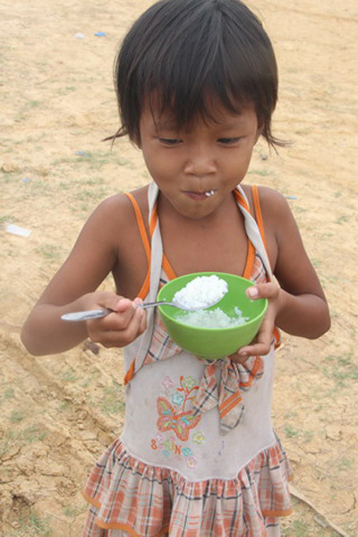 Đứa trẻ,  xóm Việt kiều, quốc tịch, Long An