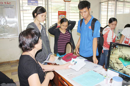 Các trường xoay sở đua 'vợt' sinh viên