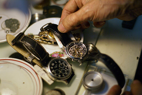 Những thợ sửa đồng hồ thu nhập ngàn đô