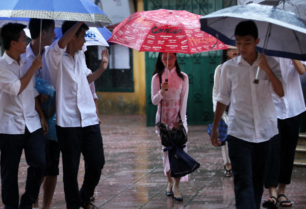 Khai giảng, ô, khai trường, trời mưa