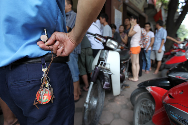 Bánh Trung thu, xếp hàng, lạ