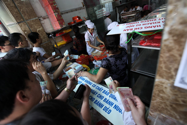 Bánh Trung thu, xếp hàng, lạ