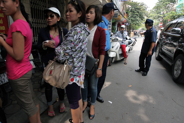 Bánh Trung thu, xếp hàng, lạ