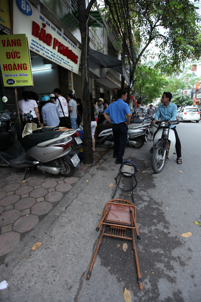 Bánh Trung thu, xếp hàng, lạ