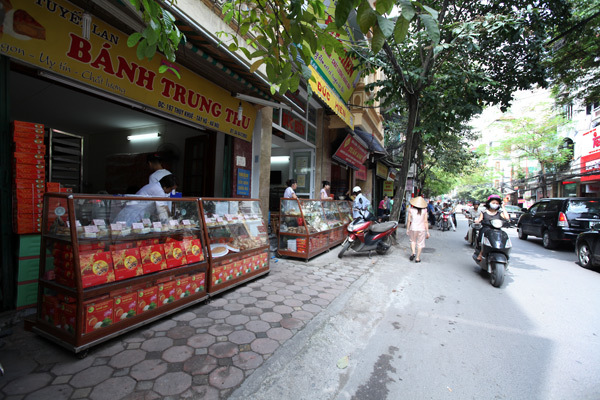 Bánh Trung thu, xếp hàng, lạ