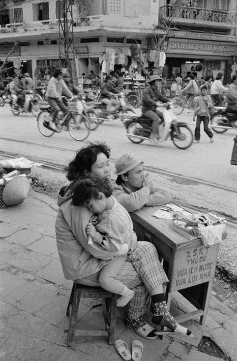 Bộ ảnh thú vị người Việt mưu sinh năm 1990 của nhiếp ảnh gia Bỉ
