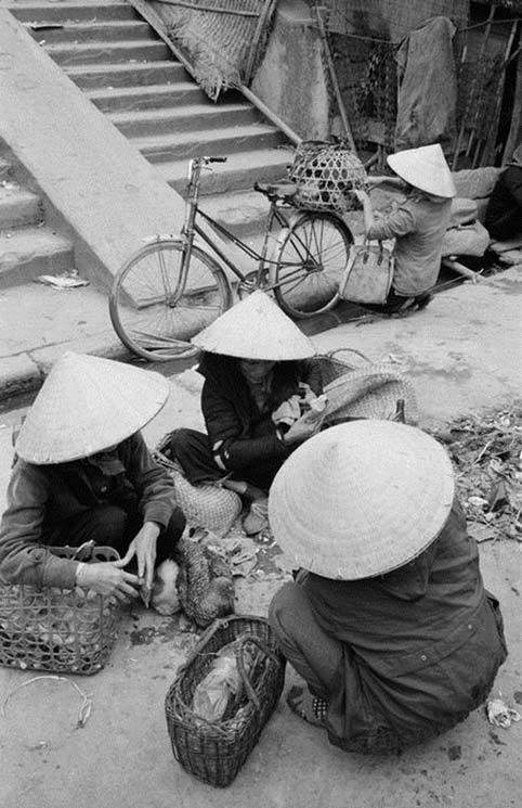Bộ ảnh thú vị người Việt mưu sinh năm 1990 của nhiếp ảnh gia Bỉ