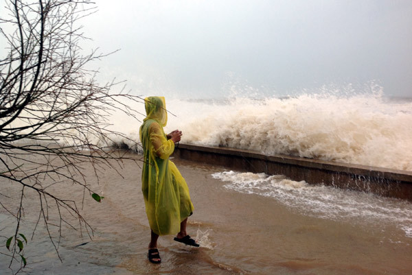 bão, bão số 10, Đà Nẵng, chụp ảnh, nguy hiểm, ngư dân, tạo dáng