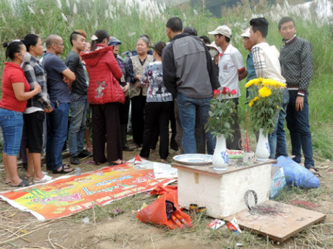 'Nhà ngoại cảm,  náo loạn, thi thể