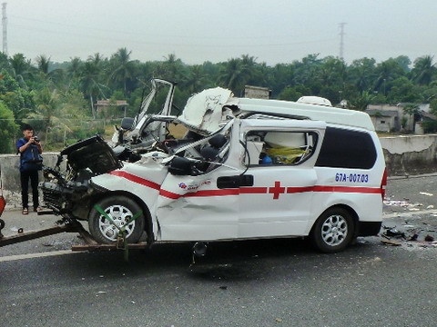 Xe cứu thương đâm xe tải trên cao tốc, 3 người chết - VietNamNet