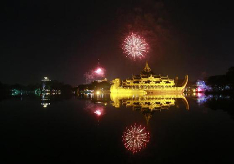 'Bữa tiệc ánh sáng' mãn nhãn chào 2014