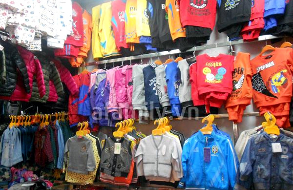 Các tiểu thương thường sang Quảng Châu (Trung Quốc) đánh hàng quần áo trẻ em về bán, chưa kể Việt Nam không kiểm soát nổi hàng nhập lậu các cửa khẩu nên sản phẩm này có xuất xứ Trung Quốc vẫn tràn ngập thị trường.