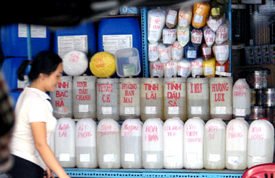Các loại tinh dầu thơm làm hương bày bán khắp chợ Kim Biên (TP.HCM)