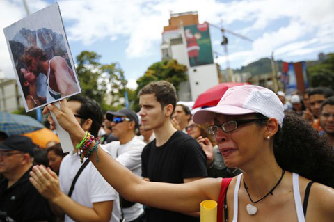 Đám tang đẫm nước mắt của Hoa hậu Venezuela