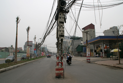 Các cây cột điện thi nhau thử thách người tham gia giao thông