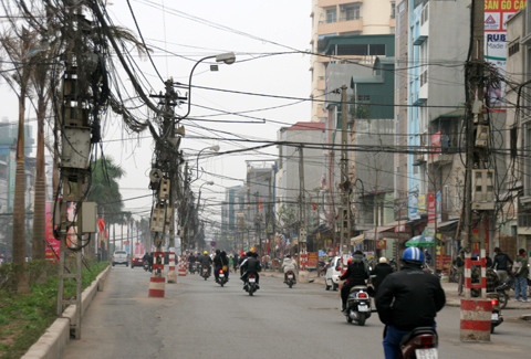 Ở giữa phố Tân Mai, mật độ cột điện càng dày đặc