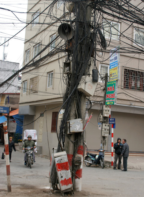 Hệ thống dây điện chằng chịt, gây nguy hiểm cho người đi đường