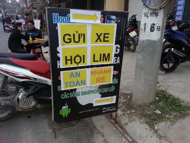 Bảng hiệu buôn bán điện thoại bị thay thế bằng tấm biển quảng cáo dịch vụ trông, giữ xe