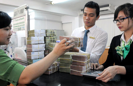 Ngân hàng nhìn đống tiền thừa mà run
