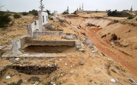 Quảng Bình, nghĩa địa, khai thác cát