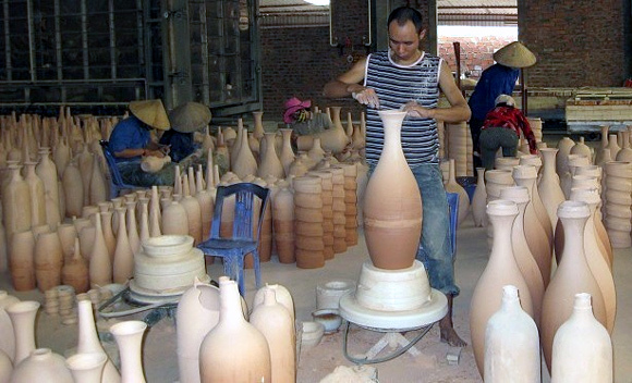 Chuyển đổi lò từ nung bằng củi sang nung bằng gas là bước tiến quan trọng trong sản xuất gốm