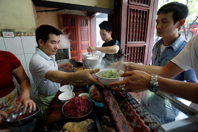 xếp-hàng, đặc-sản, phở, Hà-thành, Hà Nội, bánh-trôi-bánh-chay, giò-chả, bánh-chưng