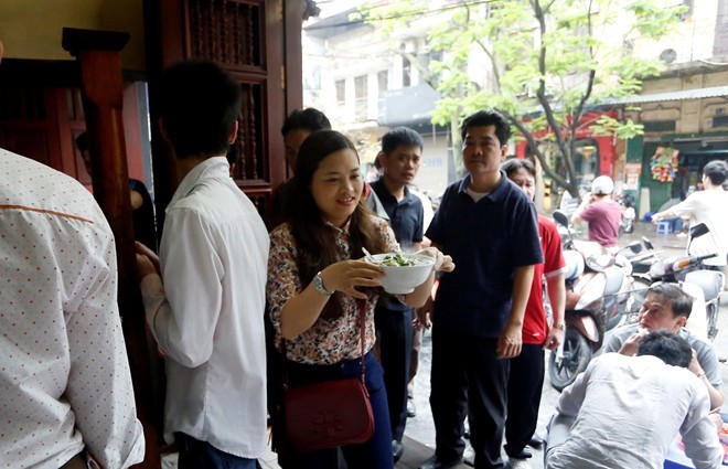 xếp-hàng, đặc-sản, phở, Hà-thành, Hà Nội, bánh-trôi-bánh-chay, giò-chả, bánh-chưng