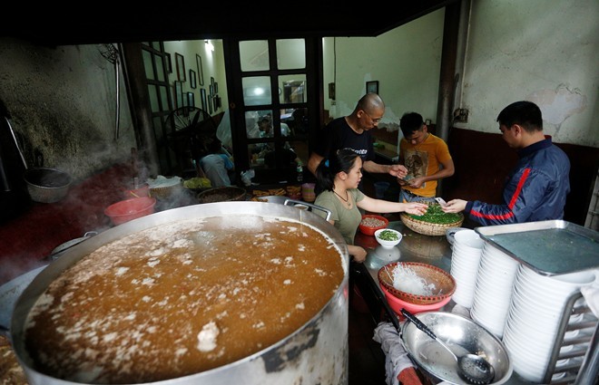 xếp-hàng, đặc-sản, phở, Hà-thành, Hà Nội, bánh-trôi-bánh-chay, giò-chả, bánh-chưng