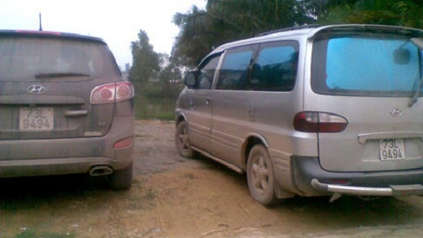 Nhiều lần, người ta thấy 2 chiếc xe này cùng đỗ ở nhiều địa điểm trong huyện Bố Trạch