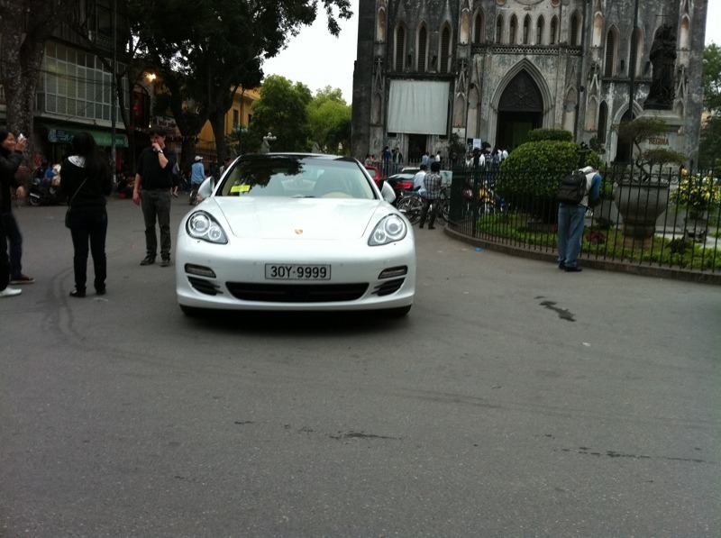 Chiếc siêu xe đỗ trước cửa Nhà thờ lớn chiều 3//2011