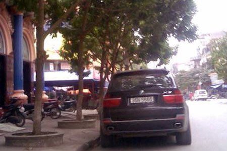Chiếc BMW X5 đỗ trước tòa nhà ở thành phố Ninh Bình
