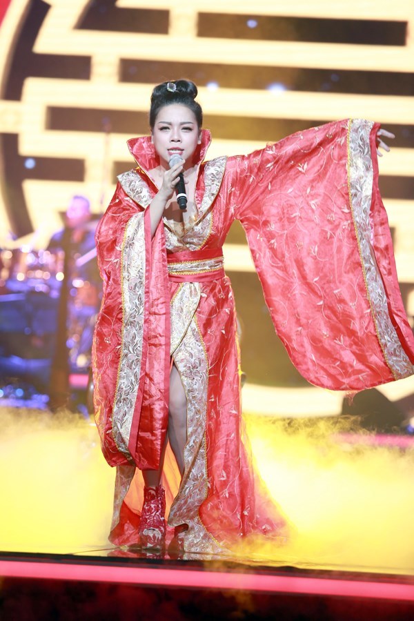 Chu Văn Quềnh bức xúc vì trang phục của Hà Linh
