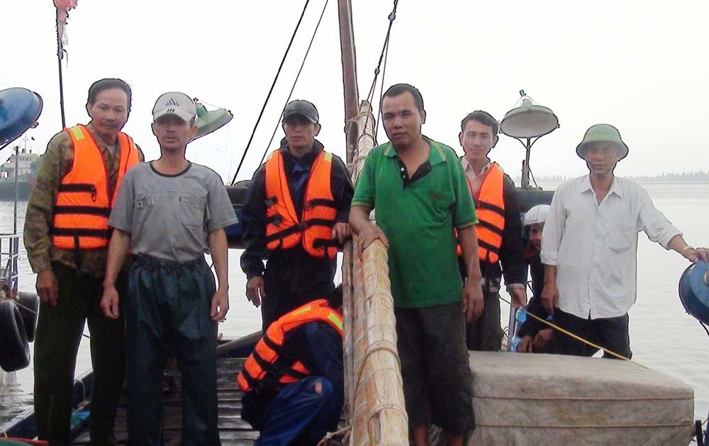 Nghệ An: BĐBP cứu sống 6 ngư dân gặp nạn trên biển