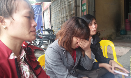 Giáo viên các trường THCS tại Yên Phong (Bắc Ninh) bày tỏ sự bức xúc vì bị đẩy ra đường dù đã có nhiều năm công tác, cống hiến cho ngành (Ảnh: ... - 20140506115325-12