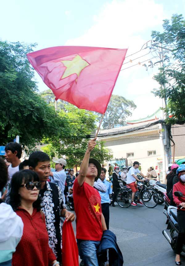 Người dân TP.HCM diễu hành phản đối TQ