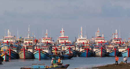 Một lượng vốn cả chục ngàn tỷ đồng ưu đãi sẽ dành cho ngư dân đóng những con tàu lớn, tàu mẹ đủ sức ra khơi khai thác và bảo vệ biển đảo quê hương