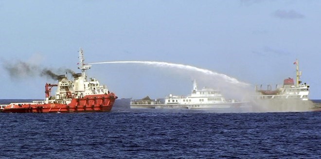Tàu Trung Quốc xịt vòi rồng vào các tàu kiểm ngư và cảnh sát biển của Việt Nam