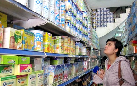 Để lách luật giá trần, trên thị trường đã xuất hiện những lon sữa giá không đổi nhưng trọng lượng giảm từ 900g xuống còn 850g