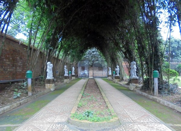Cổng được thế kế theo phong cách châu Âu pha nét đồng quê Việt Nam với hàng tre uốn vòm