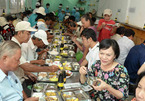 Phu nhân Chủ tịch nước ăn cơm 2.000 đồng với người nghèo