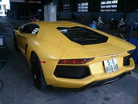 Lamborghini Aventador, đầu tiên, biển trắng, tứ quý 9