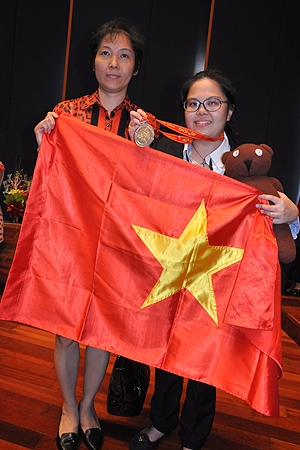 chân dung, 2 nữ sinh, Việt Nam, HC Vàng, Olympic hóa học quốc tế