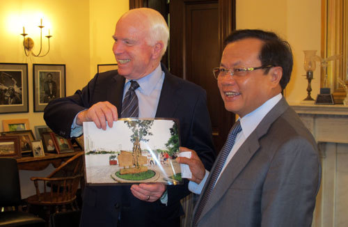 Bí thư Thành ủy, Phạm Quang Nghị, John McCain