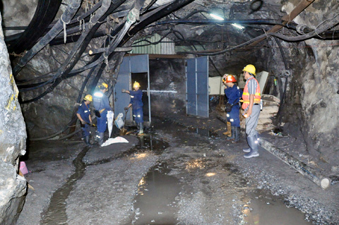 Cửa hầm lò khai thác vàng mỏ ĐắK Sa