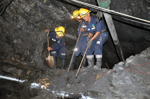 Trong bộ đồ công nhân, PV.VietNamNet cùng khai thác quặng vàng dưới hầm sâu
